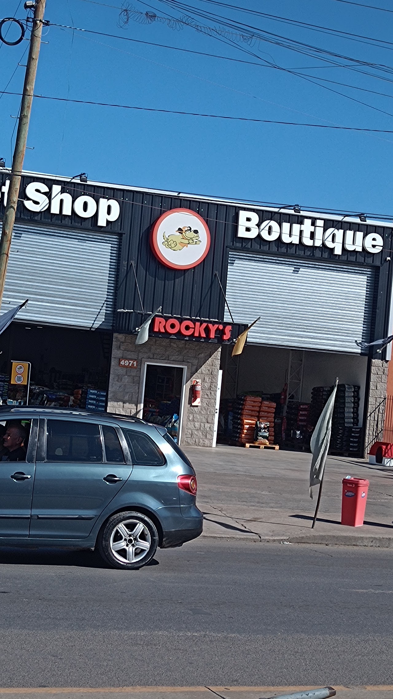 Entrada de Pet Shop Rocky's Boutique con el cartel Rocky's